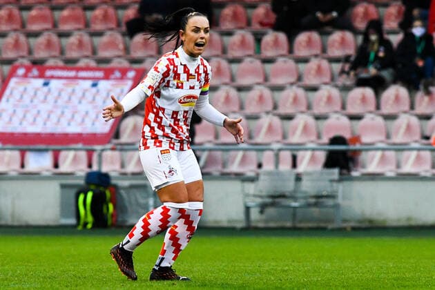 Peggy Nietgen (Köln, 21) gibt Anweisungen, gestikuliert, mit den Armen gestikulieren, gives instructions, gesticulate, 06.12.2020, Köln (Deutschland), Fussball, DFB-Pokal Frauen, Achtelfinale, 1. FC Köln - TSG Hoffenheim, DFB DFL REGULATIONS PROHIBIT ANY USE OF PHOTOGRAPHS AS IMAGE SEQUENCES AND OR QUASI-VIDEO.