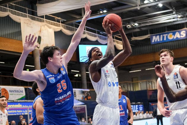 Basketball, Männer, BBL, 5. Spieltag, 06.12.2020, SYNTAINICS MBC - Hamburg Towers, v.l.: AJ Brodeur (MBC, 25), Terry Allen (Hamburg, 25), Maik Kotsar (Hamburg, 11). GER, BBL, Basketball, Maenner, SYNTAINICS MBC - Hamburg Towers, 06.12.2020, Weissenfels