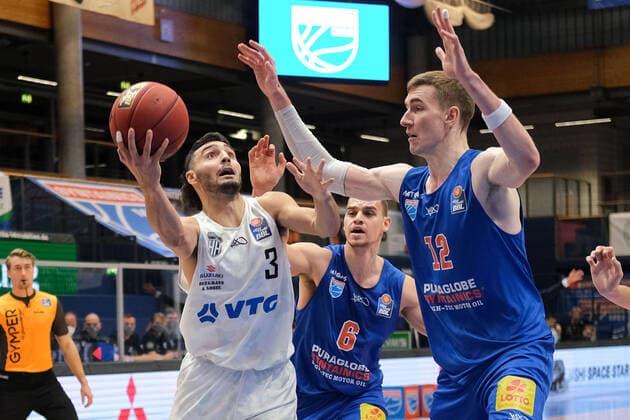Basketball, Männer, BBL, 5. Spieltag, 06.12.2020, SYNTAINICS MBC - Hamburg Towers, v.l.: Max Dileo (Hamburg, 3), Marko Krstanovic (MBC, 6), Philipp Hartwich (MBC, 12). GER, BBL, Basketball, Maenner, SYNTAINICS MBC - Hamburg Towers, 06.12.2020, Weissenfels