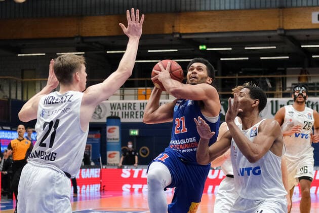 Basketball, Männer, BBL, 5. Spieltag, 06.12.2020, SYNTAINICS MBC - Hamburg Towers, v.l.: Justus Hollatz (Hamburg, 21), Quinton Hooker (MBC, 21), Kameron Taylor (Hamburg, 7). GER, BBL, Basketball, Maenner, SYNTAINICS MBC - Hamburg Towers, 06.12.2020, Weissenfels