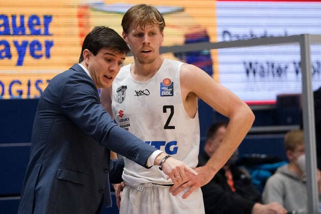 Basketball, Männer, BBL, 5. Spieltag, 06.12.2020, SYNTAINICS MBC - Hamburg Towers, v.l.: Head Coach Pedro Calles (Hamburg Towers), Jordan Swing (Hamburg, 2). GER, BBL, Basketball, Maenner, SYNTAINICS MBC - Hamburg Towers, 06.12.2020, Weissenfels