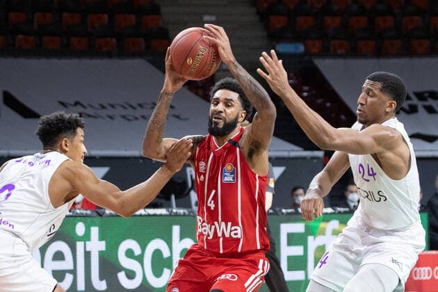 Neuzugang Dennis Jerome SEELEY ( 4, FCBB) zwischen Goettingens 2 Nelson WEIDEMANN und 24 Aubrey DAWKINS. Basketball, FC Bayern - Goettingen, Bundesliga, Saison 2020-2021, am 6.12.2020 in Muenchen, A U D I D O M E, Deutschland. Quelle Copyright Credit : Oryk HAIST