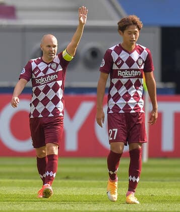 (201207) -- DOHA, Dec. 7, 2020 -- Andres Iniesta (L) of Vissel Kobe celebrates his goal during the round of 16 match of the AFC Champions League between Shanghai SIPG FC of China and Vissel Kobe of Japan in Doha, Qatar, Dec. 7, 2020. (Photo by Xinhua) (SP)QATAR-DOHA-FOOTBALL-AFC CHAMPIONS LEAGUE-SHANGHAI SIPG VS VISSEL KOBE Nikku 