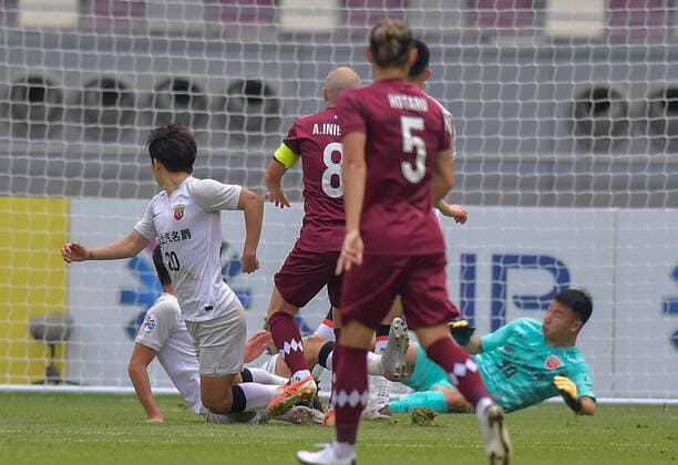 (201207) -- DOHA, Dec. 7, 2020 -- Andres Iniesta of Vissel Kobe scores his goal during the round of 16 match of the AFC Champions League between Shanghai SIPG FC of China and Vissel Kobe of Japan in Doha, Qatar, Dec. 7, 2020. (Photo by Xinhua) (SP)QATAR-DOHA-FOOTBALL-AFC CHAMPIONS LEAGUE-SHANGHAI SIPG VS VISSEL KOBE Nikku 