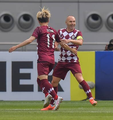 (201207) -- DOHA, Dec. 7, 2020 -- Andres Iniesta (R) of Vissel Kobe celebrates his goal during the round of 16 match of the AFC Champions League between Shanghai SIPG FC of China and Vissel Kobe of Japan in Doha, Qatar, Dec. 7, 2020. (Photo by Xinhua) (SP)QATAR-DOHA-FOOTBALL-AFC CHAMPIONS LEAGUE-SHANGHAI SIPG VS VISSEL KOBE Nikku 