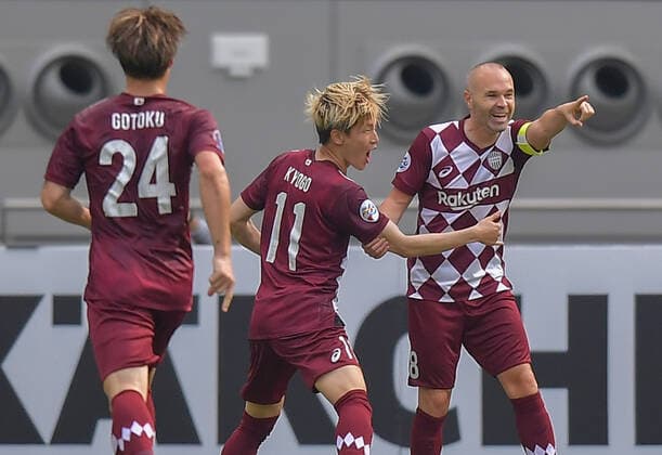 (201207) -- DOHA, Dec. 7, 2020 -- Andres Iniesta (R) of Vissel Kobe celebrates his goal during the round of 16 match of the AFC Champions League between Shanghai SIPG FC of China and Vissel Kobe of Japan in Doha, Qatar, Dec. 7, 2020. (Photo by Xinhua) (SP)QATAR-DOHA-FOOTBALL-AFC CHAMPIONS LEAGUE-SHANGHAI SIPG VS VISSEL KOBE Nikku 