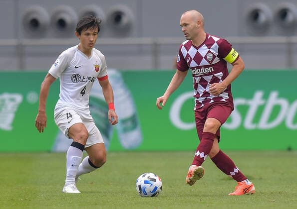 (201207) -- DOHA, Dec. 7, 2020 -- Andres Iniesta (R) of Vissel Kobe vies with Wang Yanchao of Shanghai SIPG FC during the round of 16 match of the AFC Champions League between Shanghai SIPG FC of China and Vissel Kobe of Japan in Doha, Qatar, Dec. 7, 2020. (Photo by Xinhua) (SP)QATAR-DOHA-FOOTBALL-AFC CHAMPIONS LEAGUE-SHANGHAI SIPG VS VISSEL KOBE Nikku 