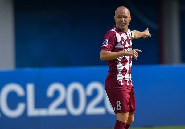 (201207) -- DOHA, Dec. 7, 2020 -- Andres Iniesta of Vissel Kobe gestures during the round of 16 match of the AFC Champions League between Shanghai SIPG FC of China and Vissel Kobe of Japan in Doha, Qatar, Dec. 7, 2020. (Photo by Xinhua) (SP)QATAR-DOHA-FOOTBALL-AFC CHAMPIONS LEAGUE-SHANGHAI SIPG VS VISSEL KOBE Nikku 