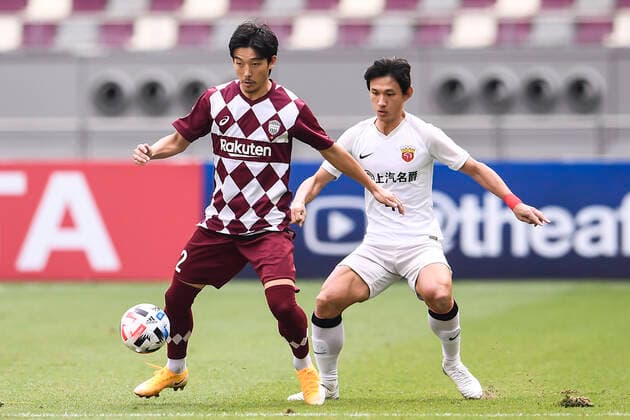 Japanese footballer Daigo Nishi of Vissel Kobe, left, protects the ball during the group match of 20 21 AFC Champions League (ACL) against Shanghai SIPG F.C., Doha city, Qatar, 7 December 2020. Vissel Kobe defeated Shanghai SIPG F.C. with 2-0.