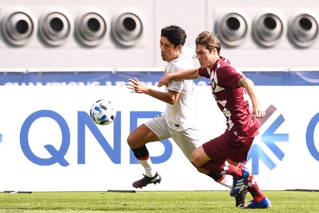 American-born Japanese footballer of German descent Gotoku Sakai of Vissel Kobe, right, attempts to steal the ball during the group match of 20 21 AFC Champions League (ACL) against Shanghai SIPG F.C., Doha city, Qatar, 7 December 2020. Vissel Kobe defeated Shanghai SIPG F.C. with 2-0.