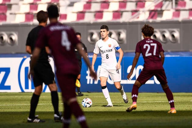 Brazilian football player Oscar dos Santos Emboaba Junior, better known as simply Oscar, of Shanghai SIPG F.C., middle, protects the ball during the group match of 20 21 AFC Champions League (ACL) against Vissel Kobe, Doha city, Qatar, 7 December 2020. Vissel Kobe defeated Shanghai SIPG F.C. with 2-0.