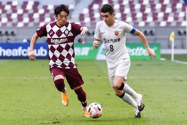 Japanese footballer Daigo Nishi of Vissel Kobe, left, attempts to steal the ball during the group match of 20 21 AFC Champions League (ACL) against Shanghai SIPG F.C., Doha city, Qatar, 7 December 2020. Vissel Kobe defeated Shanghai SIPG F.C. with 2-0.