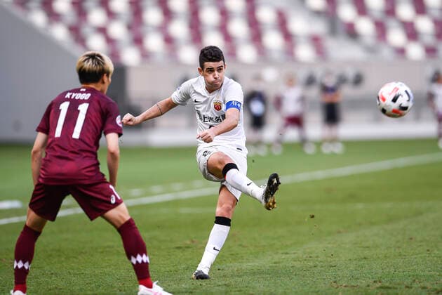 Brazilian football player Oscar dos Santos Emboaba Junior, better known as simply Oscar, of Shanghai SIPG F.C., right, passes the ball during the group match of 20 21 AFC Champions League (ACL) against Vissel Kobe, Doha city, Qatar, 7 December 2020. Vissel Kobe defeated Shanghai SIPG F.C. with 2-0.