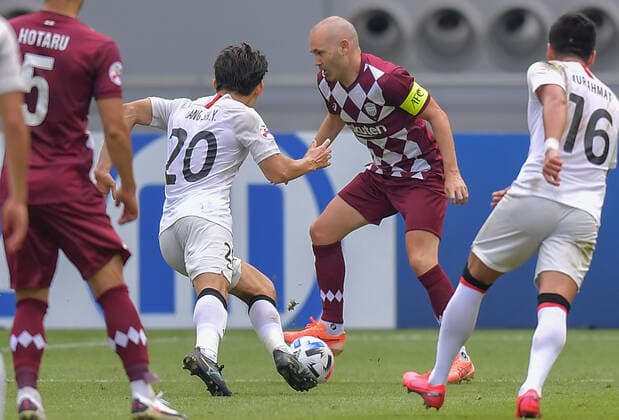 (201207) -- DOHA, Dec. 7, 2020 -- Andres Iniesta (2nd R) of Vissel Kobe competes during the round of 16 match of the AFC Champions League between Shanghai SIPG FC of China and Vissel Kobe of Japan in Doha, Qatar, Dec. 7, 2020. (Photo by Xinhua) (SP)QATAR-DOHA-FOOTBALL-AFC CHAMPIONS LEAGUE-SHANGHAI SIPG VS VISSEL KOBE Nikku 
