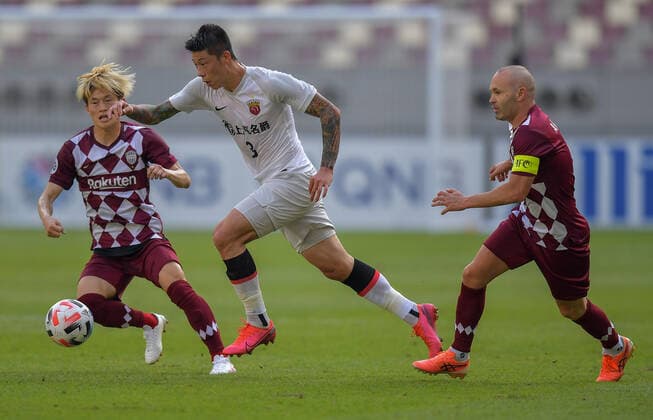 (201207) -- DOHA, Dec. 7, 2020 -- Yu Rui (C) of Shanghai SIPG FC vies with Andres Iniesta (R) of Vissel Kobe during the round of 16 match of the AFC Champions League between Shanghai SIPG FC of China and Vissel Kobe of Japan in Doha, Qatar, Dec. 7, 2020. (Photo by Xinhua) (SP)QATAR-DOHA-FOOTBALL-AFC CHAMPIONS LEAGUE-SHANGHAI SIPG VS VISSEL KOBE Nikku 