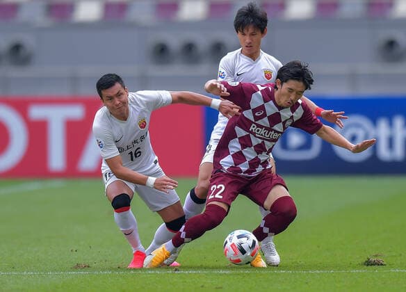 (201207) -- DOHA, Dec. 7, 2020 -- Mirahmetjan Muzepper (L) of Shanghai SIPG FC vies with Daigo Nishi of Vissel Kobe during the round of 16 match of the AFC Champions League between Shanghai SIPG FC of China and Vissel Kobe of Japan in Doha, Qatar, Dec. 7, 2020. (Photo by Xinhua) (SP)QATAR-DOHA-FOOTBALL-AFC CHAMPIONS LEAGUE-SHANGHAI SIPG VS VISSEL KOBE Nikku 