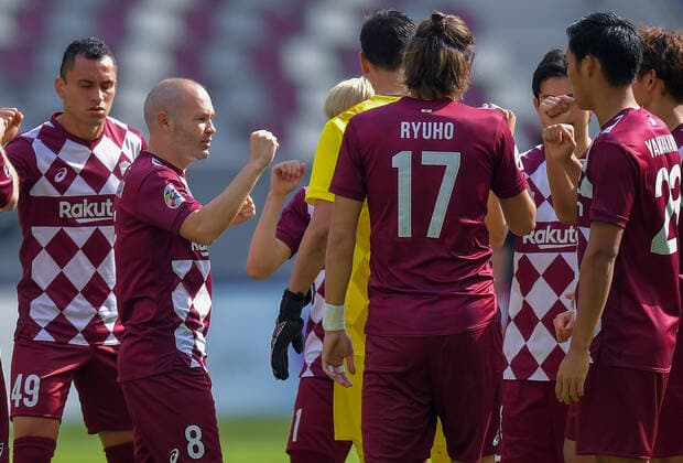 (201207) -- DOHA, Dec. 7, 2020 -- Andres Iniesta (2nd R) of Vissel Kobe reacts with teammates prior to the round 16 match of the AFC Champions League between Shanghai SIPG FC of China and Vissel Kobe of Japan in Doha, Qatar, Dec. 7, 2020. (Photo by Xinhua) (SP)QATAR-DOHA-FOOTBALL-AFC CHAMPIONS LEAGUE-SHANGHAI SIPG VS VISSEL KOBE Nikku 