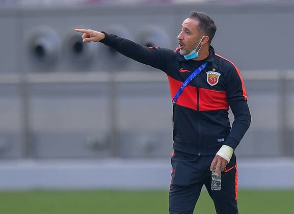 (201207) -- DOHA, Dec. 7, 2020 -- Head coach of Shanghai SIPG FC Vitor Pereira reacts during the round 16 match of the AFC Champions League between Shanghai SIPG FC of China and Vissel Kobe of Japan in Doha, Qatar, Dec. 7, 2020. (Photo by Xinhua) (SP)QATAR-DOHA-FOOTBALL-AFC CHAMPIONS LEAGUE-SHANGHAI SIPG VS VISSEL KOBE Nikku 