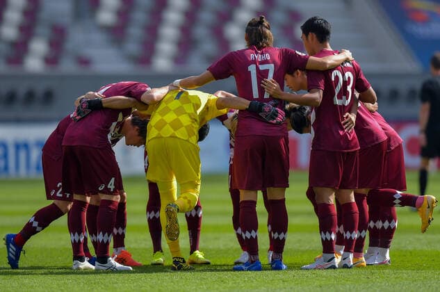 (201207) -- DOHA, Dec. 7, 2020 -- Players of Vissel Kobe react prior to the round 16 match of the AFC Champions League between Shanghai SIPG FC of China and Vissel Kobe of Japan in Doha, Qatar, Dec. 7, 2020. (Photo by Xinhua) (SP)QATAR-DOHA-FOOTBALL-AFC CHAMPIONS LEAGUE-SHANGHAI SIPG VS VISSEL KOBE Nikku 