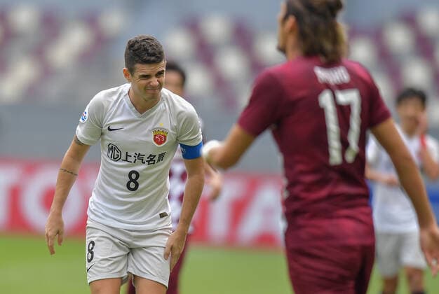 (201207) -- DOHA, Dec. 7, 2020 -- Oscar (L) of Shanghai SIPG FC reacts during the round 16 match of the AFC Champions League between Shanghai SIPG FC of China and Vissel Kobe of Japan in Doha, Qatar, Dec. 7, 2020. (Photo by Xinhua) (SP)QATAR-DOHA-FOOTBALL-AFC CHAMPIONS LEAGUE-SHANGHAI SIPG VS VISSEL KOBE Nikku 