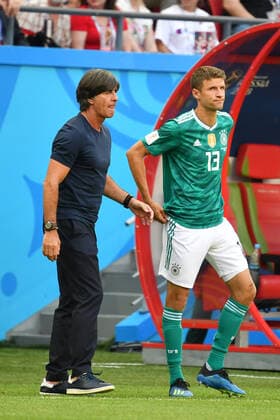 Thomas Mueller mit Bundestrainer Joachim Jogi LOEW,LÖW (GER). Archivoto; Bundestrainer Joachim Jogi LOEW,L¦W (GER) mit Thomas MUELLER (GER) vor Einwechslung, Suedkorea (KOR) - Deutschland (GER) 2-0, Vorrunde, Gruppe F, Spiel 43, am 27.06.2018 in Kasan, Kasan-Arena. Fussball Weltmeisterschaft 2018 in Russland vom 14.06. - 15.07.2018. Â *** Thomas Mueller with national coach Joachim Jogi LOEW,LÖW GER Archivoto national coach Joachim Jogi LOEW,L¦W GER with Thomas MUELLER GER before substitution, South Korea KOR Germany GER 2 0, preliminary round, Group F, Match 43, on 27 06 2018 in Kazan, Kazan Arena Football World Cup 2018 in Russia from 14 06 15 07 2018 Â