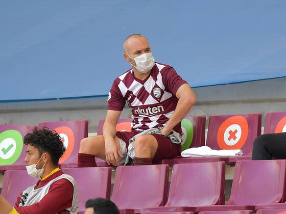 (201207) -- DOHA, Dec. 7, 2020 -- Andres Iniesta of Vissel Kobe reacts on the tribune after being injured during the round of 16 match of the AFC Champions League between Shanghai SIPG FC of China and Vissel Kobe of Japan in Doha, Qatar, Dec. 7, 2020. (Photo by Xinhua) (SP)QATAR-DOHA-FOOTBALL-AFC CHAMPIONS LEAGUE-SHANGHAI SIPG VS VISSEL KOBE Nikku 
