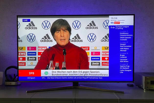 Bilder des Jahres 2020, Sport 12 Dezember Sport Themen der Woche KW50 Sport Bilder des Tages Drei Wochen nach dem 0-6 gegen Spanien: Bundestrainer Joachim Jogi LOEW,LÖW (GER) gibt Pressekonferenz am 07.12.2020 Fernsehbild des Sportsenders SKY News, der die Pressekonferenz live uebertraegt. *** Three weeks after the 0 6 against Spain national coach Joachim Jogi LOEW,LÖW GER gives press conference on 07 12 2020 TV picture of the sports channel SKY Sport News, which broadcasts the press conference live