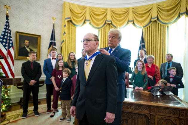Bilder des Jahres 2020, Sport 12 Dezember Sport Themen der Woche KW50 Sport Bilder des Tages President Donald Trump presents the Presidential Medal of Freedom to Dan Gable in the Oval Office, Monday, December, 7, 2020. Gable is a legendary collegiate wrestler and coach from Iowa, and won the 1972 Olympic Gold. Pool UPI Washington UNITED STATES - ZUMA 0107643046st Copyright: xDougxMillsx