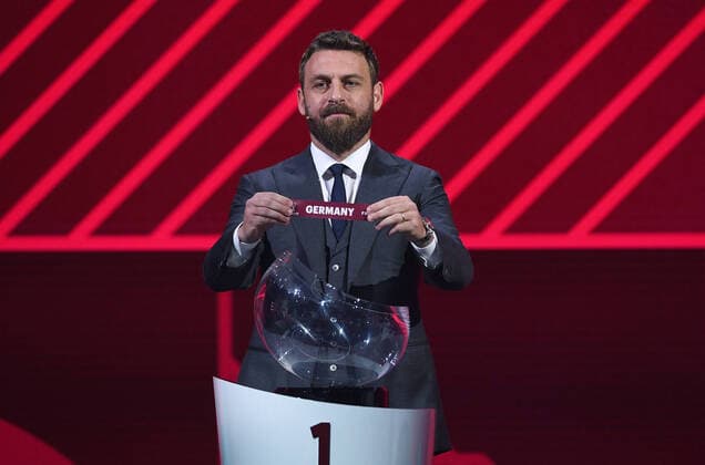 Bilder des Jahres 2020, Sport 12 Dezember Sport Themen der Woche KW50 Sport Bilder des Tages Fussball International 07.12.2020 UEFA-Vorrundenauslosung fuer die FIFA Fussball-Weltmeisterschaft Katar 2022 im Hallenstadion in Zuerich: FIFA Legend Daniele De Rossi (Italien) zieht Deutschland *** Football International 07 12 2020 UEFA Preliminary Draw for the FIFA World Cup Qatar 2022 at the Hallenstadion in Zurich FIFA Legend Daniele De Rossi Italy draws Germany