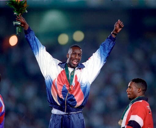 Archivbilder der Woche SPORT KW50 Olympiade in Atlanta Siegerehrung 200m Männer Olympiasieger Michael Johnson jubelt 01.08.1996 *** Olympic Games in Atlanta Award ceremony 200m Men Olympic Champion Michael Johnson cheers 01 08 1996 HM