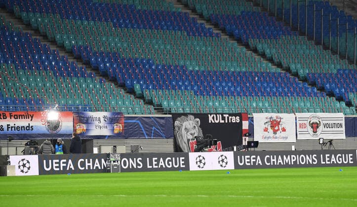 Fussball, Herren, Saison 2020 2021, UEFA Champions League (Gruppenphase, Gruppe H), RB Leipzig - Manchester United, ManU Banner und Fahnen der Fans von RB Leipzig hängen im Stadion, 08.12. 2020, Copyright: xMatthiasxKochx