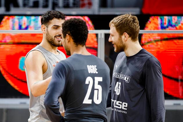 links Mahir Agva (Pinar Karsiyaka, 07) rechts Christian Sengfelder (Brose Bamberg, 43) JobStairs Gießen 46ers - Brose Bamberg, easyCredit Basketball Bundesliga, Saison 2020-2021, 5. Spieltag, Gießen, Germany, 06.12.2020, -