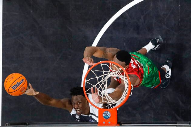 links Norense Odiase (Brose Bamberg, 32) rechts Raymar Morgan (Pinar Karsiyaka, 02) JobStairs Gießen 46ers - Brose Bamberg, easyCredit Basketball Bundesliga, Saison 2020-2021, 5. Spieltag, Gießen, Germany, 06.12.2020, -