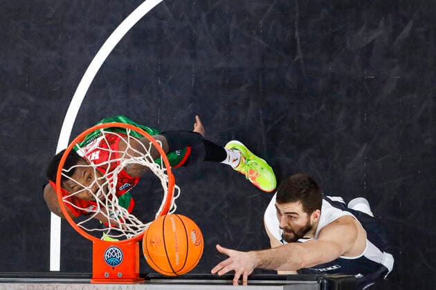 links Raymar Morgan (Pinar Karsiyaka, 02) rechts David Kravish (Brose Bamberg, 45) Basketball Champions League 2020 21, Gruppenphase Spieltag 3, Brose Bamberg - Pinar Karsiyaka 08.12.2020, Bamberg, Brose Arena Foto: Daniel Löb Loeb Verwendung des Fotos ausserhalb journalistischer Zwecke bitte Ruecksprache mit dem Fotografen halten. - Copyright: DanielxLöb