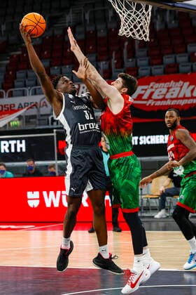 links Norense Odiase (Brose Bamberg, 32) rechts Birsen Metecan (Pinar Karsiyaka, 01) Basketball Champions League 2020 21, Gruppenphase Spieltag 3, Brose Bamberg - Pinar Karsiyaka 08.12.2020, Bamberg, Brose Arena Foto: Daniel Löb Loeb Verwendung des Fotos ausserhalb journalistischer Zwecke bitte Ruecksprache mit dem Fotografen halten. - Copyright: DanielxLöb