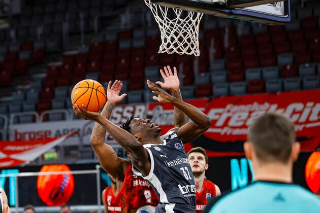 links Norense Odiase (Brose Bamberg, 32) rechts Raymar Morgan (Pinar Karsiyaka, 02) Basketball Champions League 2020 21, Gruppenphase Spieltag 3, Brose Bamberg - Pinar Karsiyaka 08.12.2020, Bamberg, Brose Arena Foto: Daniel Löb Loeb Verwendung des Fotos ausserhalb journalistischer Zwecke bitte Ruecksprache mit dem Fotografen halten. - Copyright: DanielxLöb