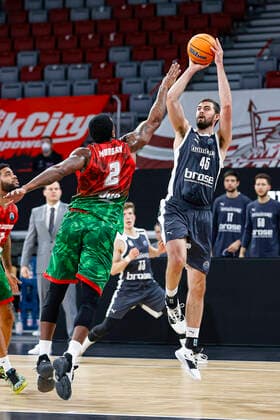 rechts David Kravish (Brose Bamberg, 45) links Raymar Morgan (Pinar Karsiyaka, 02) Basketball Champions League 2020 21, Gruppenphase Spieltag 3, Brose Bamberg - Pinar Karsiyaka 08.12.2020, Bamberg, Brose Arena Foto: Daniel Löb Loeb Verwendung des Fotos ausserhalb journalistischer Zwecke bitte Ruecksprache mit dem Fotografen halten. - Copyright: DanielxLöb
