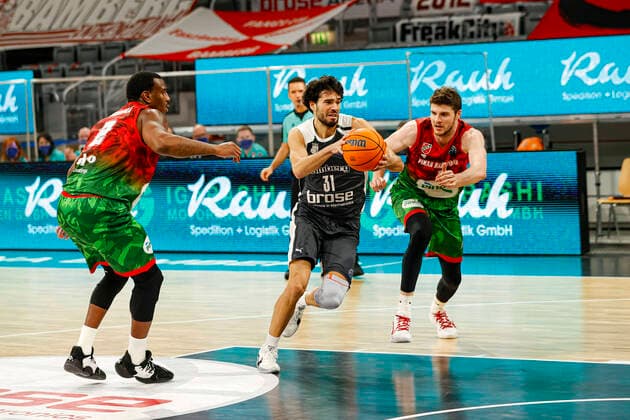 Mitte Michele Vitali (Brose Bamberg, 31) links Raymar Morgan (Pinar Karsiyaka, 02) rechts Birsen Metecan (Pinar Karsiyaka, 01) Basketball Champions League 2020 21, Gruppenphase Spieltag 3, Brose Bamberg - Pinar Karsiyaka 08.12.2020, Bamberg, Brose Arena Foto: Daniel Löb Loeb Verwendung des Fotos ausserhalb journalistischer Zwecke bitte Ruecksprache mit dem Fotografen halten. - Copyright: DanielxLöb