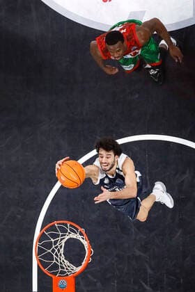 unten Michele Vitali (Brose Bamberg, 31) oben Raymar Morgan (Pinar Karsiyaka, 02) Basketball Champions League 2020 21, Gruppenphase Spieltag 3, Brose Bamberg - Pinar Karsiyaka 08.12.2020, Bamberg, Brose Arena Foto: Daniel Löb Loeb Verwendung des Fotos ausserhalb journalistischer Zwecke bitte Ruecksprache mit dem Fotografen halten. - Copyright: DanielxLöb