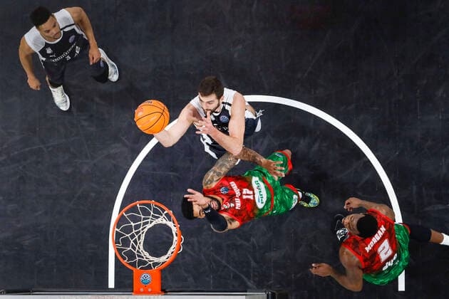 Mitte David Kravish (Brose Bamberg, 45) Mitte unten D.J. Kennedy (Pinar Karsiyaka, 17) Basketball Champions League 2020 21, Gruppenphase Spieltag 3, Brose Bamberg - Pinar Karsiyaka 08.12.2020, Bamberg, Brose Arena Foto: Daniel Löb Loeb Verwendung des Fotos ausserhalb journalistischer Zwecke bitte Ruecksprache mit dem Fotografen halten. - Copyright: DanielxLöb