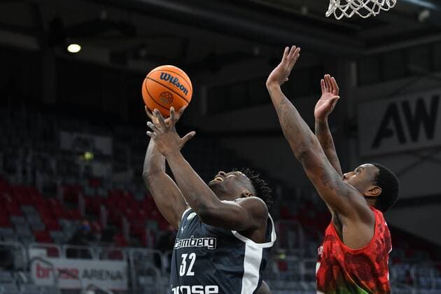 BAMBERG 08.12.2020 --- Basketball ---- Champions League ---- 3. Spieltag: Brose Bamberg vs Pinar Karsiyaka Izmir Norense Odiase (32, Brose Bamberg) gegen Raymar MORGAN (2, Pinar Karsiyaka) --- Foto: Hans-Martin Issler isslerimages ---- Brose Bamberg vs Pinar Karsiyaka