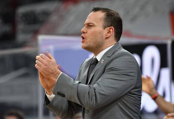 BAMBERG 08.12.2020 --- Basketball ---- Champions League ---- 3. Spieltag: Brose Bamberg vs Pinar Karsiyaka Izmir Headcoach Johan Roijakkers (Brose Bamberg) applaudiert seinem Team --- Foto: Hans-Martin Issler isslerimages ---- Brose Bamberg vs Pinar Karsiyaka