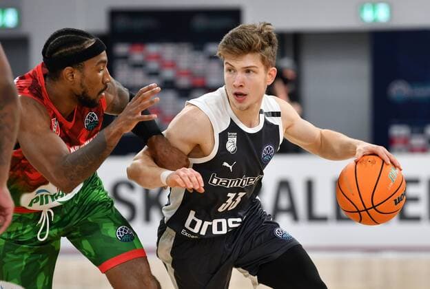 BAMBERG 08.12.2020 --- Basketball ---- Champions League ---- 3. Spieltag: Brose Bamberg vs Pinar Karsiyaka Izmir Bennet Hundt (33, Brose Bamberg) gegen Tony TAYLOR (21, Pinar Karsiyaka) --- Foto: Hans-Martin Issler isslerimages ---- Brose Bamberg vs Pinar Karsiyaka
