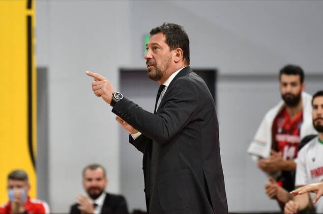 BAMBERG 08.12.2020 --- Basketball ---- Champions League ---- 3. Spieltag: Brose Bamberg vs Pinar Karsiyaka Izmir Ufuk Sarica (Headcoach Pinar Karsiyaka) --- Foto: Hans-Martin Issler isslerimages ---- Brose Bamberg vs Pinar Karsiyaka