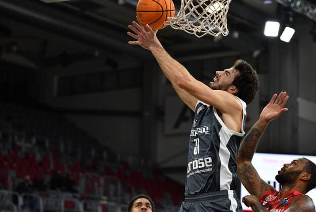 BAMBERG 08.12.2020 --- Basketball ---- Champions League ---- 3. Spieltag: Brose Bamberg vs Pinar Karsiyaka Izmir Michele Vitali (31, Brose Bamberg) gegen Amath M BAYE (24, Pinar Karsiyaka) --- Foto: Hans-Martin Issler isslerimages ---- Brose Bamberg vs Pinar Karsiyaka