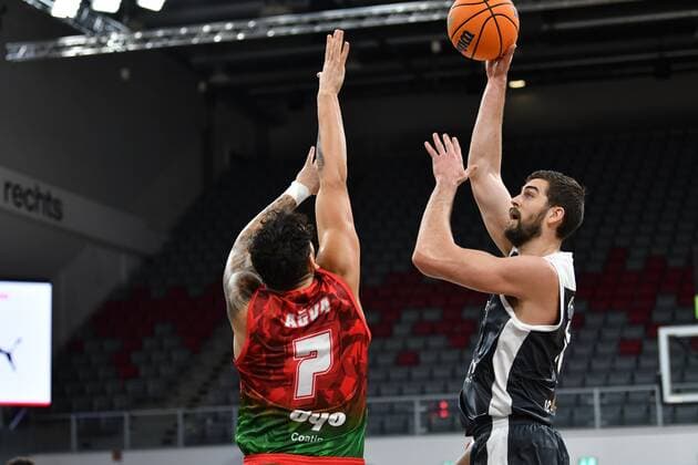 BAMBERG 08.12.2020 --- Basketball ---- Champions League ---- 3. Spieltag: Brose Bamberg vs Pinar Karsiyaka Izmir David Kravish (45, Brose Bamberg) gegen Mahir AGVA (7, Pinar Karsiyaka) --- Foto: Hans-Martin Issler isslerimages ---- Brose Bamberg vs Pinar Karsiyaka