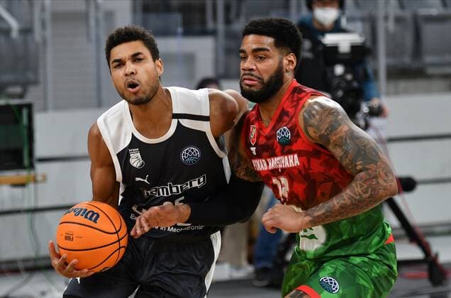 BAMBERG 08.12.2020 --- Basketball ---- Champions League ---- 3. Spieltag: Brose Bamberg vs Pinar Karsiyaka Izmir Kenneth Ogbe (25, Brose Bamberg) gegen D. J. KENNEDY (17, Pinar Karsiyaka) --- Foto: Hans-Martin Issler isslerimages ---- Brose Bamberg vs Pinar Karsiyaka