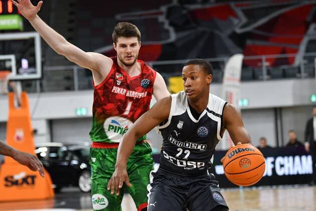 BAMBERG 08.12.2020 --- Basketball ---- Champions League ---- 3. Spieltag: Brose Bamberg vs Pinar Karsiyaka Izmir Devon Hall (22, Brose Bamberg) gegen Metecan BIRSEN (1, Pinar Karsiyaka) --- Foto: Hans-Martin Issler isslerimages ---- Brose Bamberg vs Pinar Karsiyaka