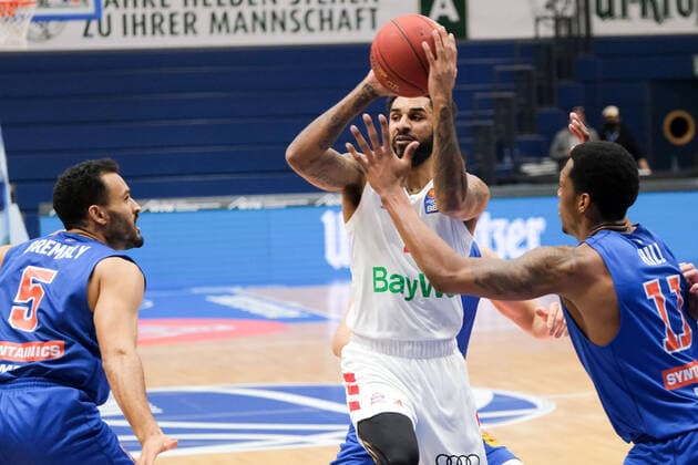 Basketball, Männer, BBL, 4. Spieltag, 08.12.2020, SYNTAINICS MBC - FC Bayern Muenchen, v.l.: David Brembly (MBC, 5), DJ Seeley (FCBB, 4), Kyndahl Hill (MBC, 11). GER, BBL, Basketball, Maenner, SYNTAINICS MBC - FC Bayern Muenchen, 08.12.2020, Weissenfels