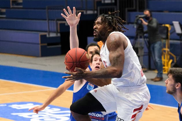 Basketball, Männer, BBL, 4. Spieltag, 08.12.2020, SYNTAINICS MBC - FC Bayern Muenchen, v.l.: AJ Brodeur (MBC, 25), Jalen Reynolds (FCBB, 8). GER, BBL, Basketball, Maenner, SYNTAINICS MBC - FC Bayern Muenchen, 08.12.2020, Weissenfels